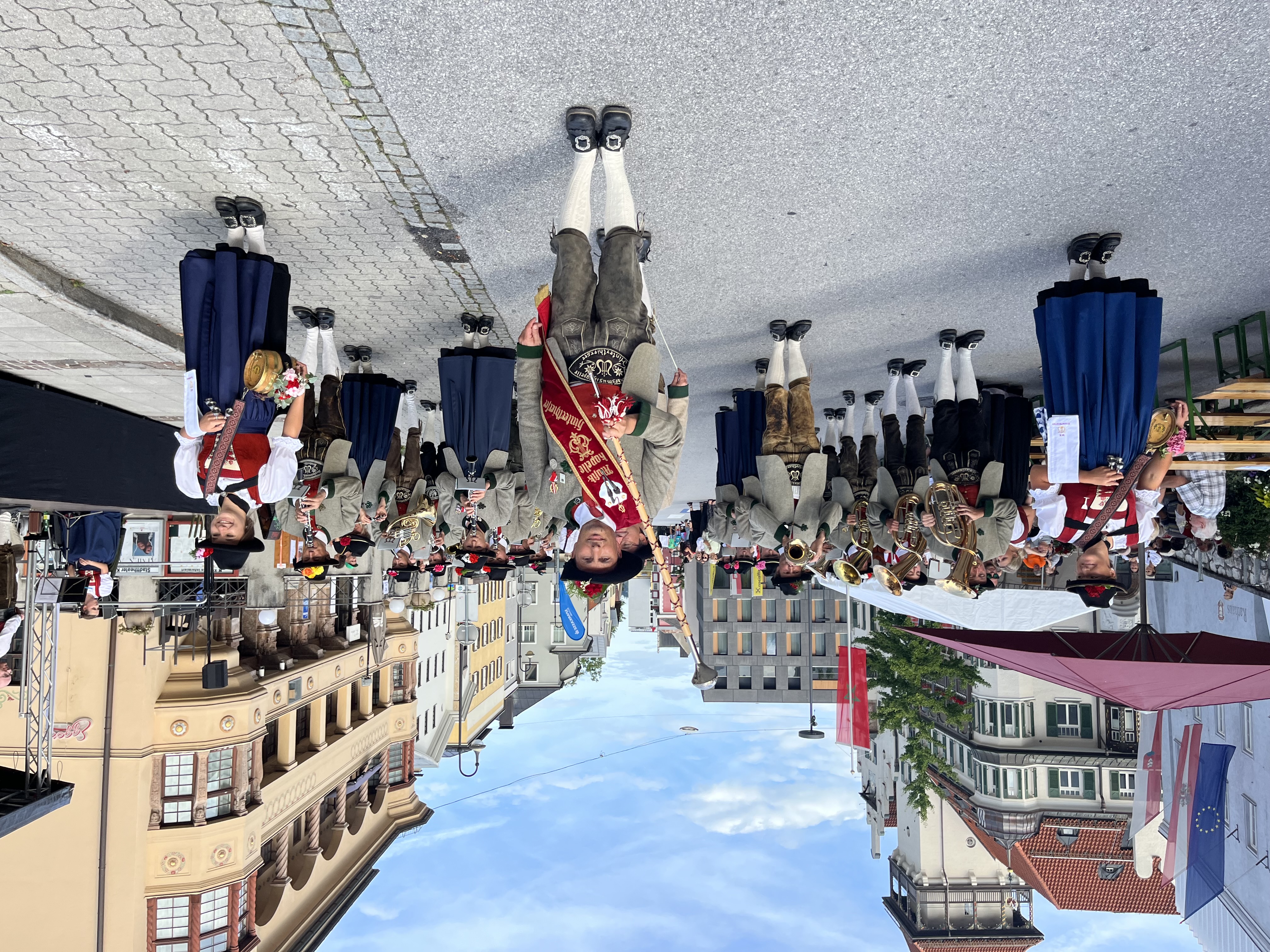 Blasmusikkapelle in traditioneller Tracht marschiert durch die Kufsteiner Innenstadt.