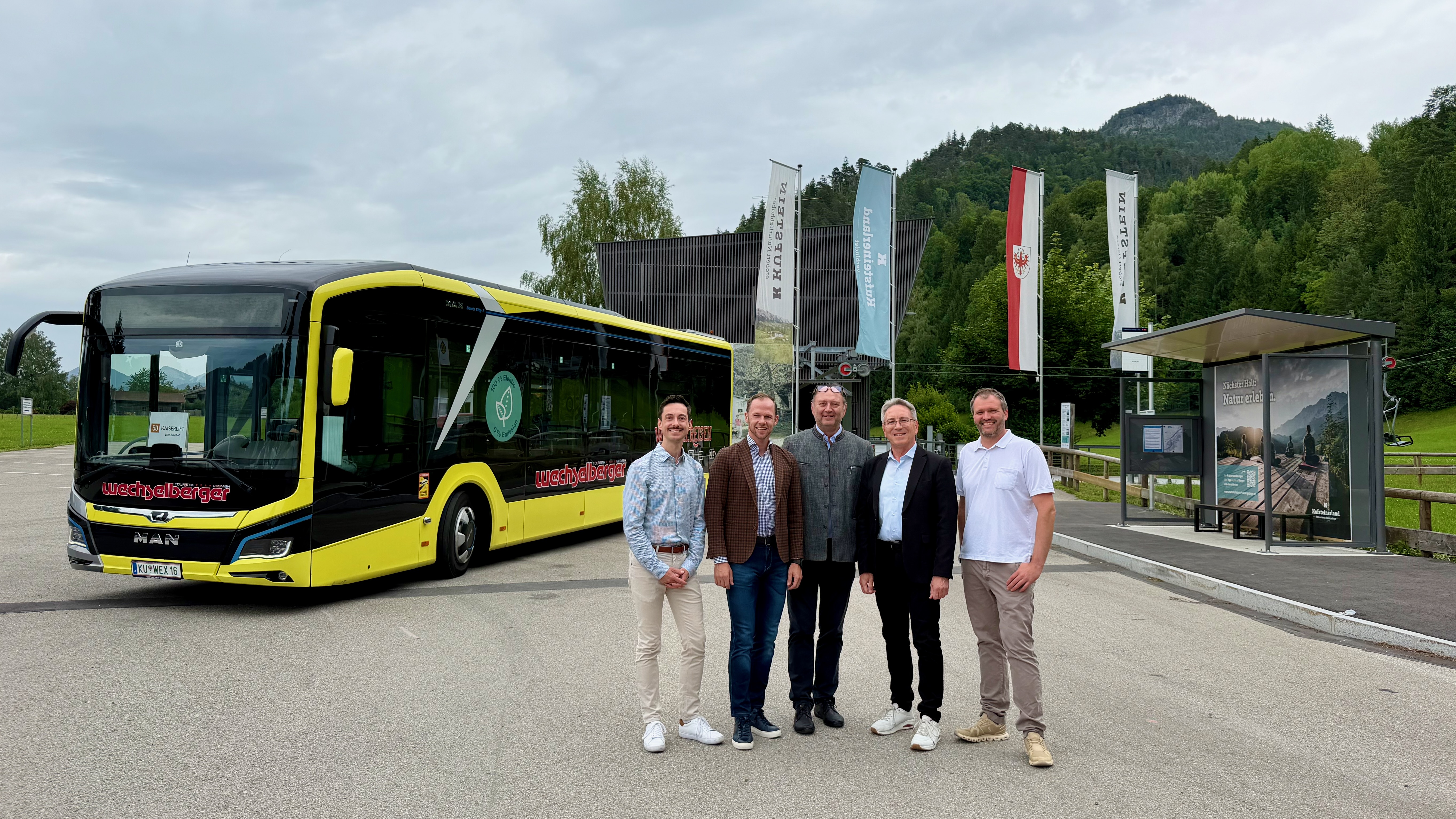 Freizeitbus an der neuen Haltestelle Kaiserlift.