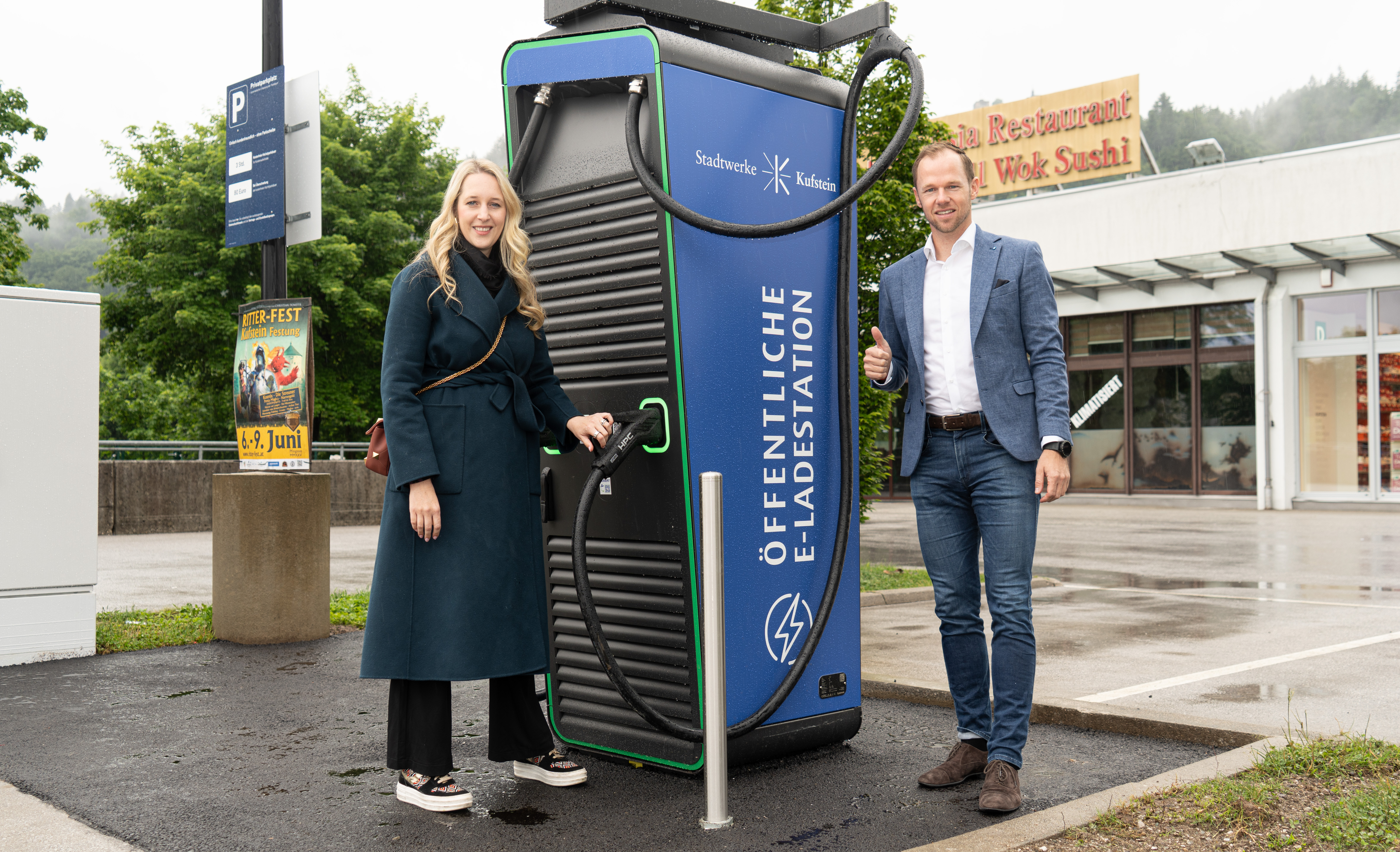2025-05-27_Hypercharger_FMZ_Stadtwerke_Kufstein_GmbH Bild vom Hypercharger mit Verena Kieffer und Daniel Gruber